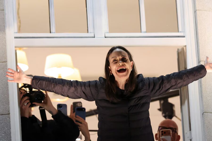 María Corina Machado salió al balcón en Oslo y saludó a sus seguidores tras su llegada