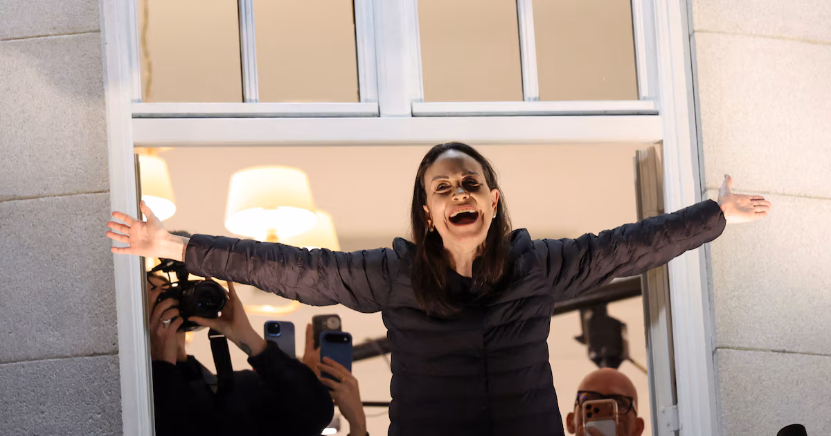 María Corina Machado salió al balcón en Oslo y saludó a sus seguidores tras su llegada