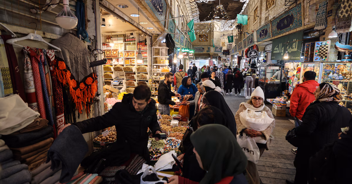 Comerciantes de Teherán mantienen protestas por segundo día tras desplome récord del rial y reclaman medidas