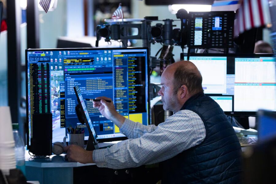 riesgo país baja a 561 tras anuncios del Gobierno y se acerca al mínimo de la era Milei; dólar cierra al alza