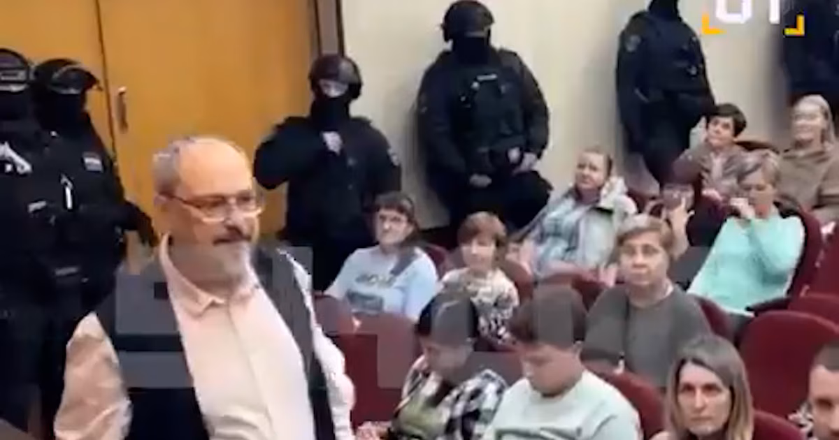 Policía rusa detuvo a 70 por rezar por Zelensky y el ejército ucraniano; podrían enfrentar hasta 10 años de prisión