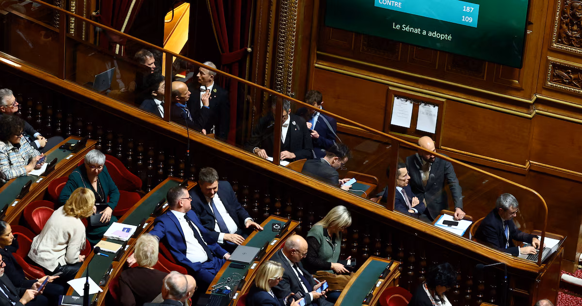 El Gobierno francés obtiene apoyo parcial para el presupuesto 2026 en medio de fuertes tensiones