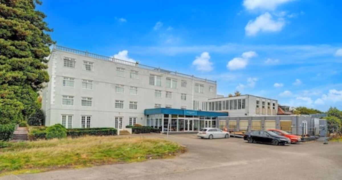 Escándalo judicial: ex médico británico irá a juicio por 45 cargos de delitos sexuales contra 38 pacientes (2017-2021)