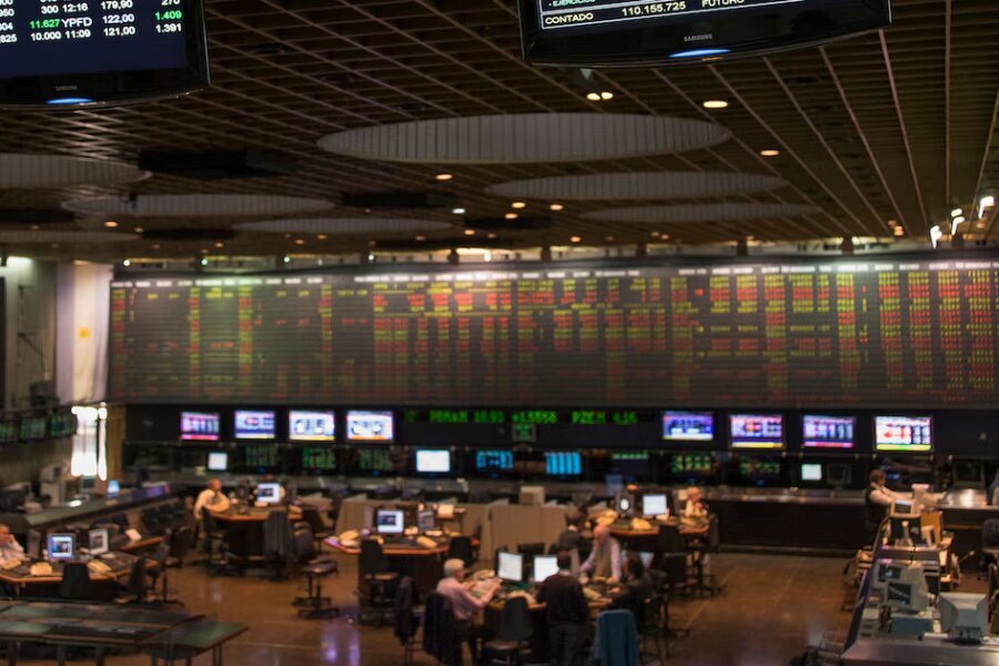 Dólar cae tras cinco ruedas sin bajas: minorista $1.475, mayorista sin cambios; activos mixtos y sube riesgo país