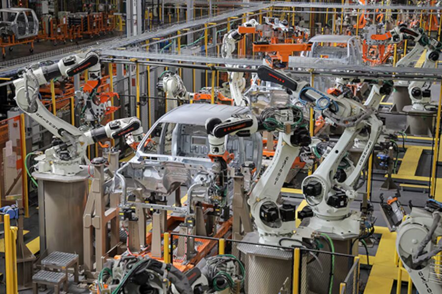 Producción de autos cae más de 20% en noviembre; exportaciones bajan y la industria busca revertir la tendencia en 2026