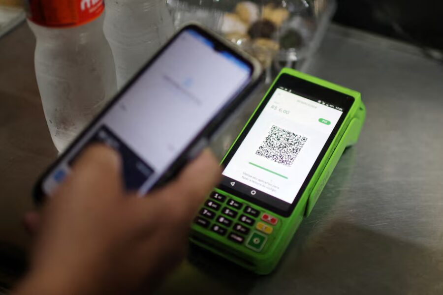 PIX en Brasil: por una traba impositiva, bancos quedan fuera del millonario negocio veraniego frente a fintech y cripto