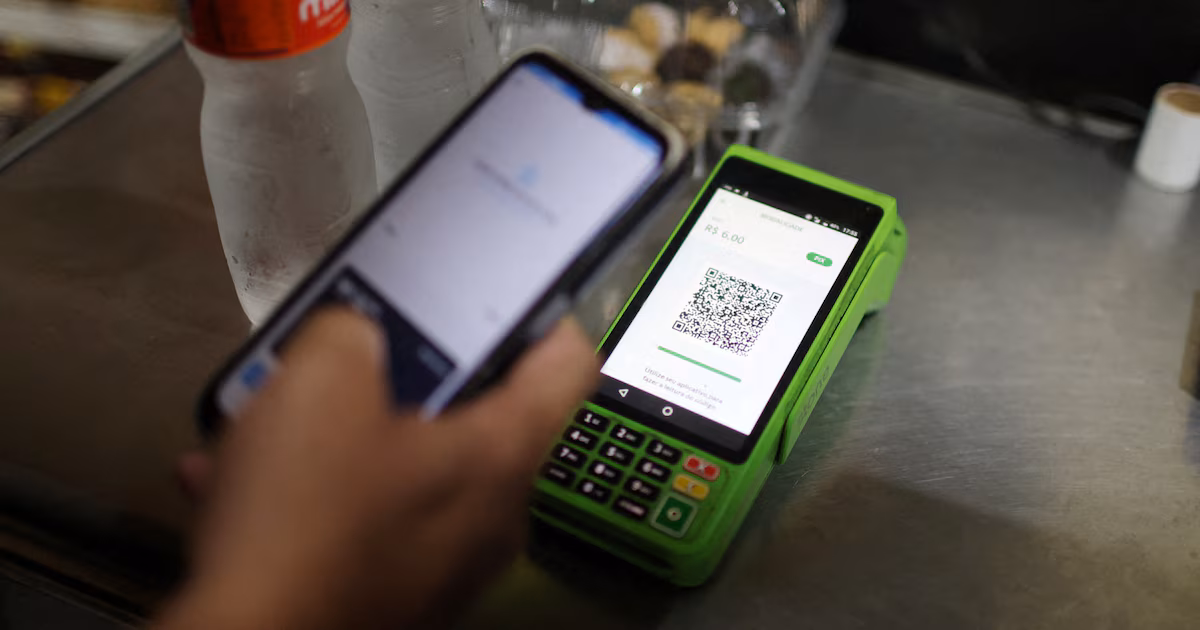 PIX en Brasil: por una traba impositiva, bancos quedan fuera del millonario negocio veraniego frente a fintech y cripto