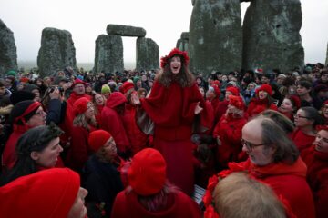 Solsticio de invierno en Stonehenge: masiva celebración en Reino Unido y fotos que reavivan el debate patrimonial