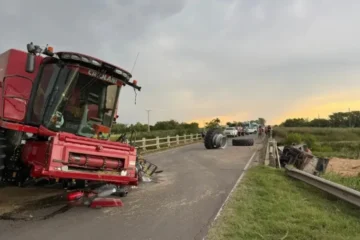 Choque en Ruta 11 expone falta de controles: camión chocó con cosechadora y cayó al arroyo Cle Viejo; conductor leve