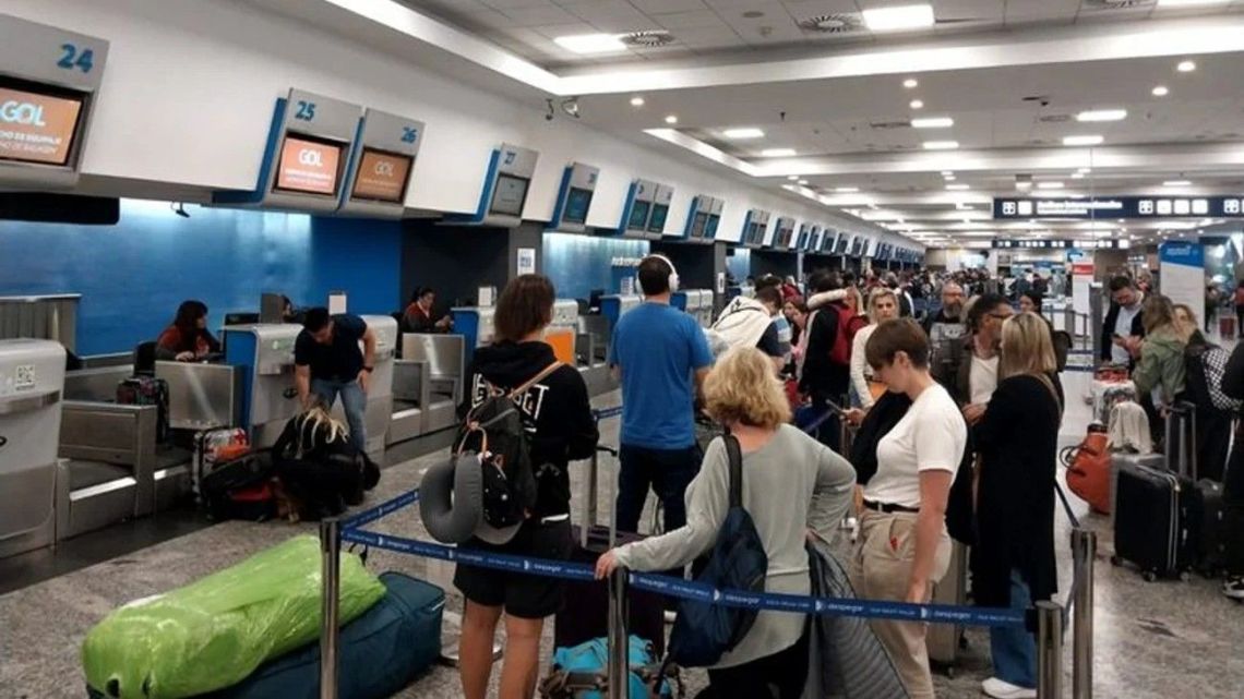 Controladores aéreos confirmaron paros durante las Fiestas: miles de vuelos en riesgo y Gobierno presionado
