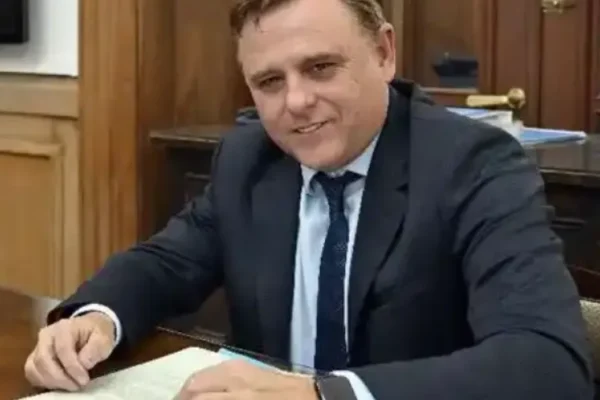 Caso espuma y luminarias: Erro condenado a prisión condicional y deberá reparar daños al Estado