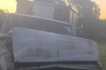 Volcó camioneta en Strobel por falla mecánica: padre e hija hospitalizados sin lesiones graves