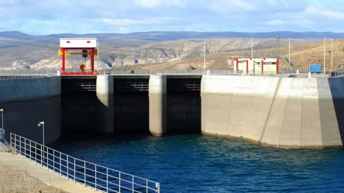 Gobierno firma contratos y acelera el tramo final de la privatización de hidroeléctricas