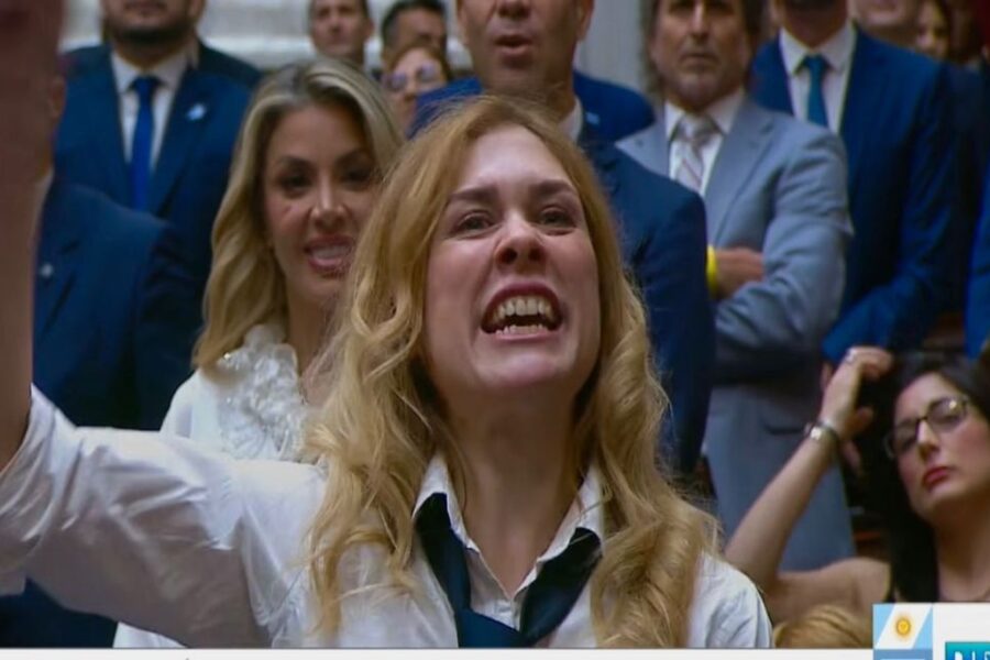 Tensión en la jura: gritos, abucheos y el “¡Tomá!” del Frente de Izquierda a Lemoine