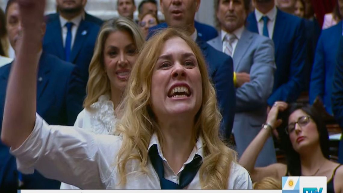 Tensión en la jura: gritos, abucheos y el “¡Tomá!” del Frente de Izquierda a Lemoine