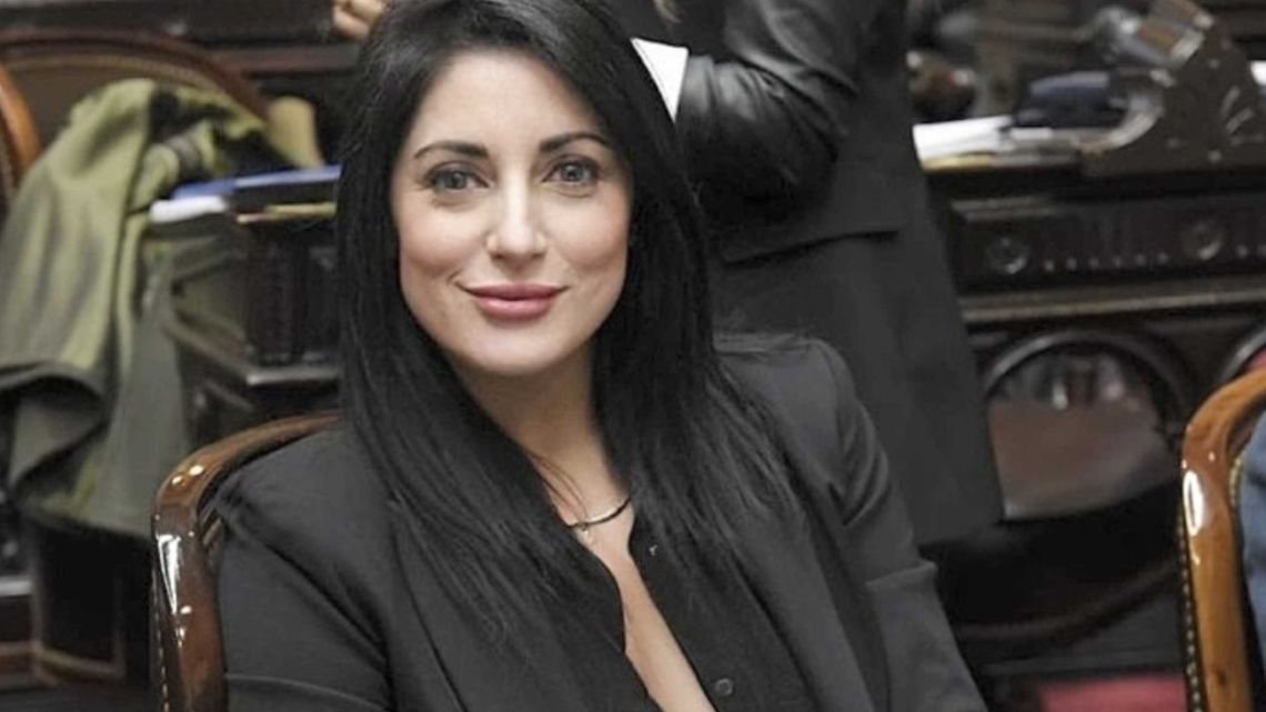 Juliana Santillán borró un post navideño tras críticas en redes por un mensaje viral