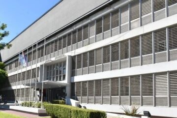 Le dan domiciliaria al dermatólogo condenado