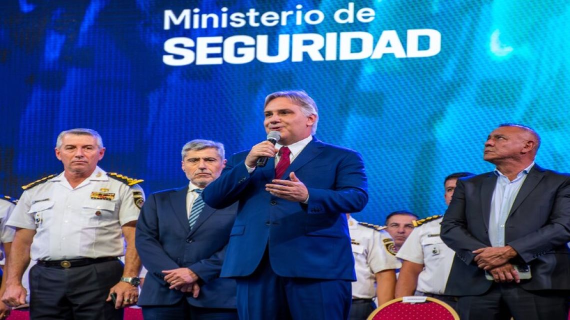 Llaryora endurece el Código y veta ‘naranjitas’ y limpiavidrios; impone sanciones a antivacunas