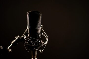 Le abren causa a exfiscal por hablar en una radio