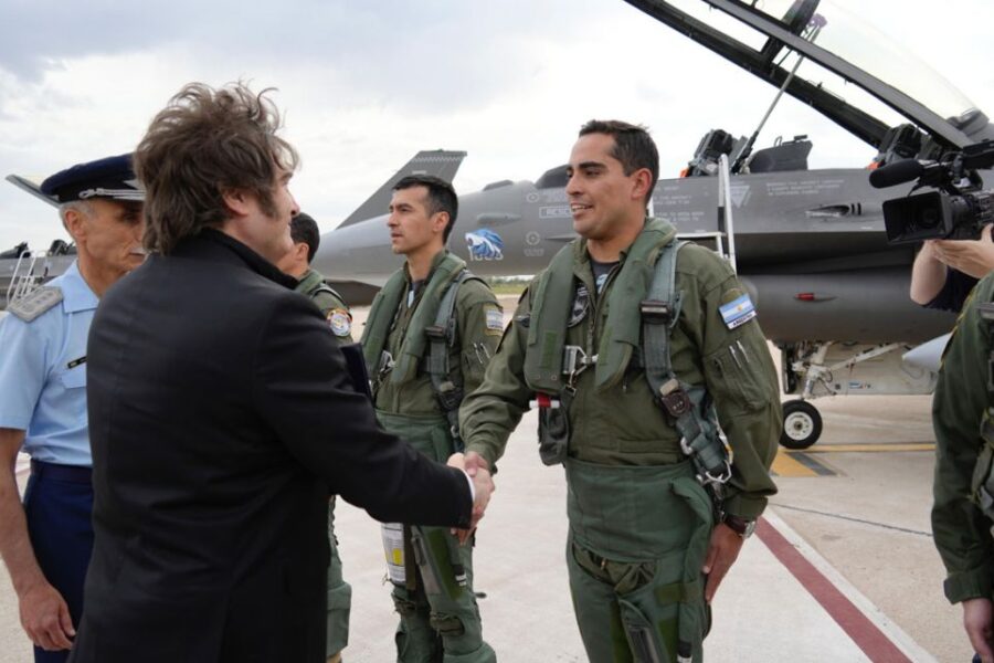 Milei presentó los F-16 y los convirtió en símbolo central de su narrativa militar