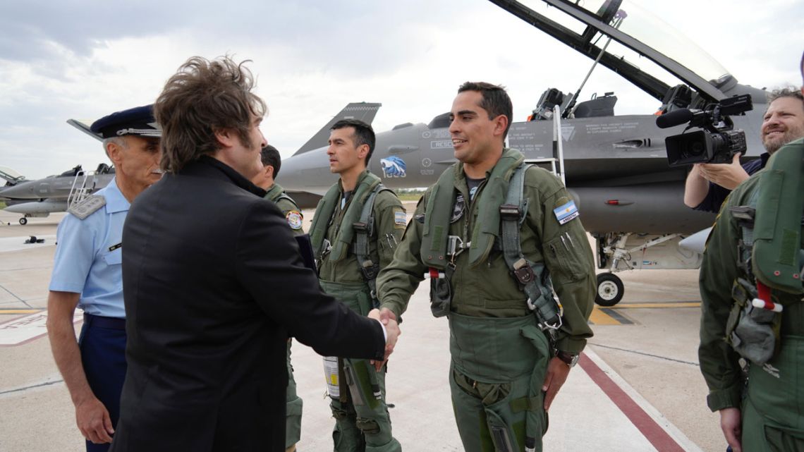 Milei presentó los F-16 y los convirtió en símbolo central de su narrativa militar