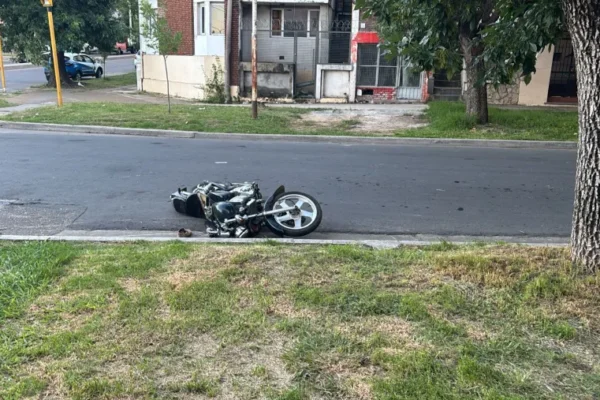 Murió motociclista de 38 años en Paraná al chocar contra poste de semáforo en Av. Ramírez y Maciá