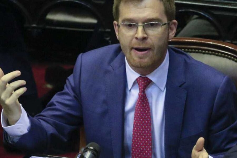 Massot cruzó a Milei por “agitar como un barrabrava” en Diputados