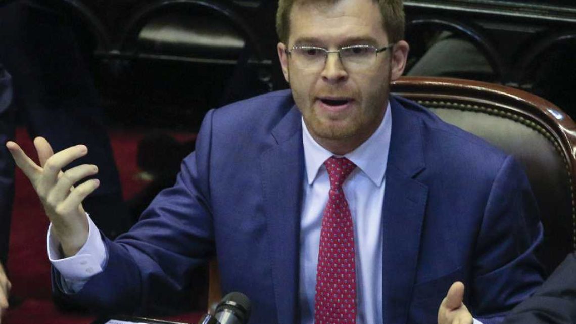 Massot cruzó a Milei por “agitar como un barrabrava” en Diputados