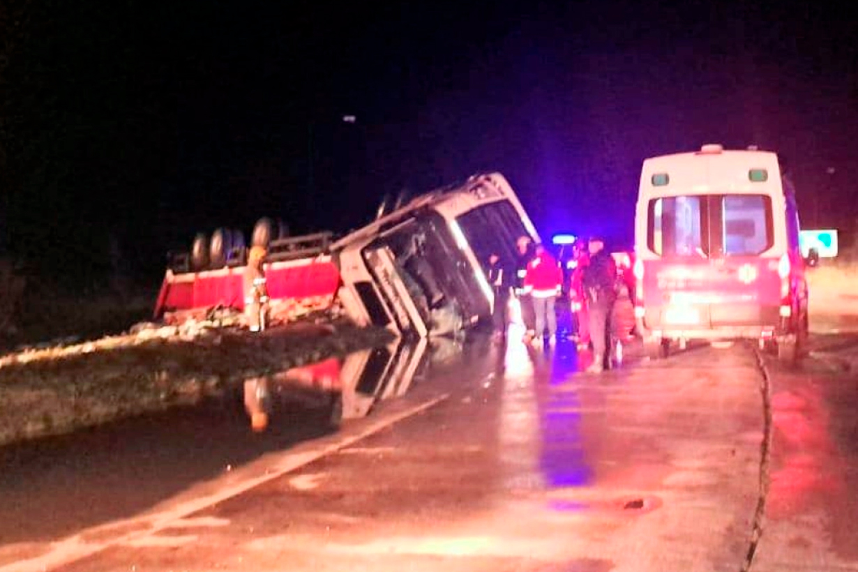 Camionero de Entre Ríos fallece tras volcar con carga de arroz en San Luis