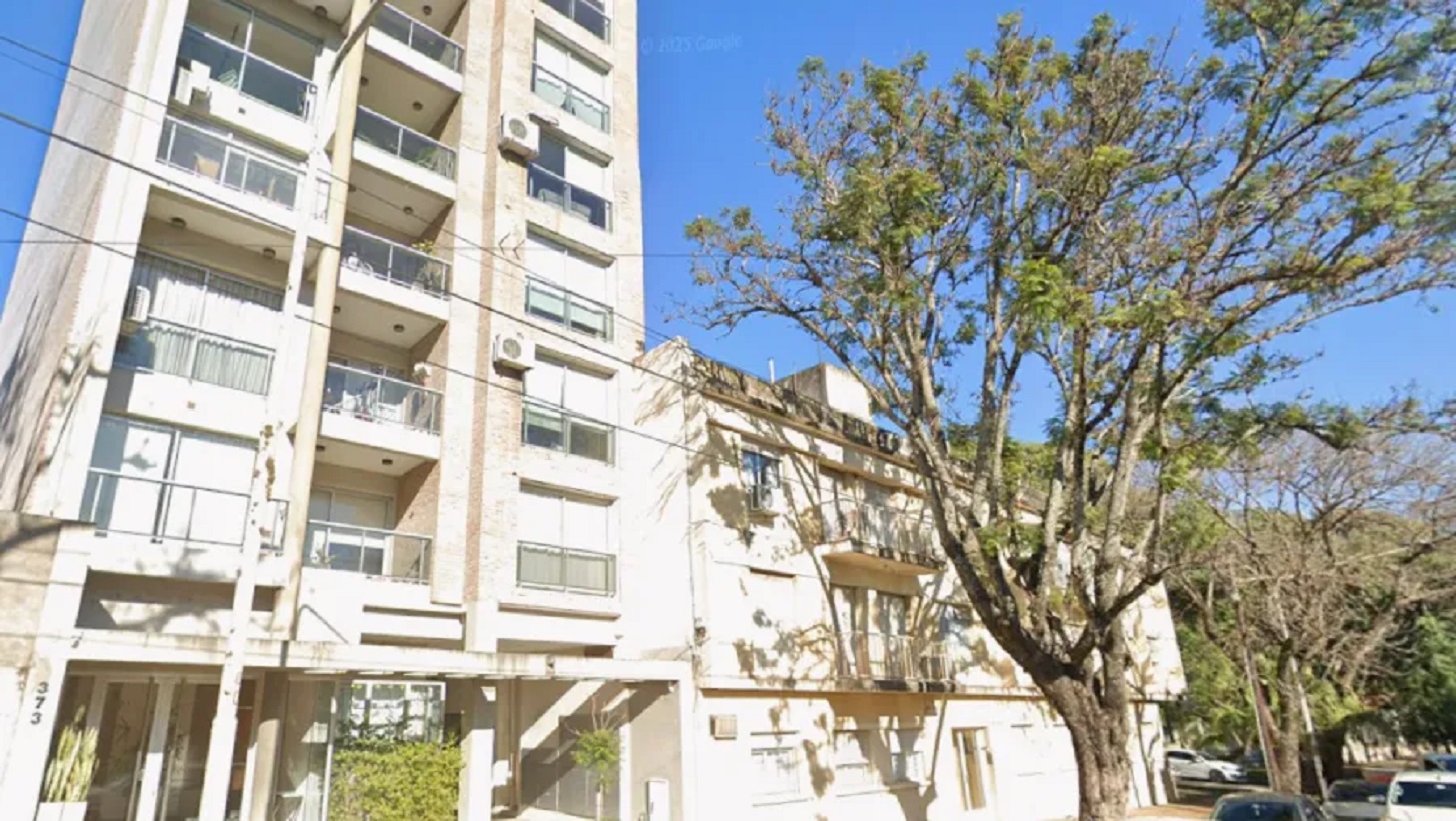 Delincuentes roban cajas fuertes con dólares y pesos en un edificio