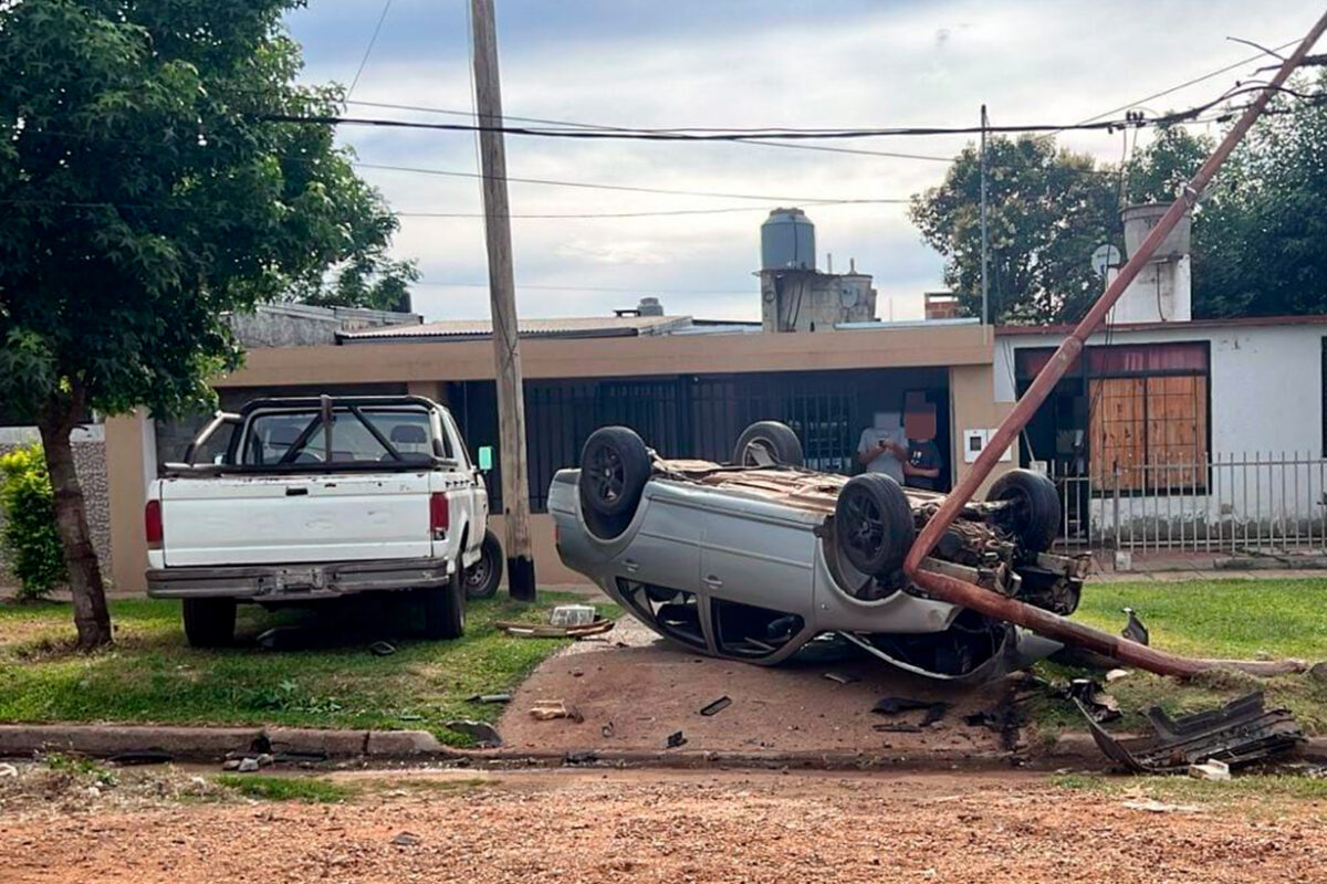 Accidente vehicular deja heridos tras chocar contra poste y volcar camioneta