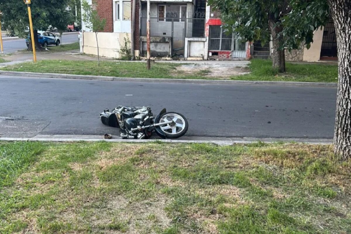 Motociclista muere tras colisionar con un semáforo