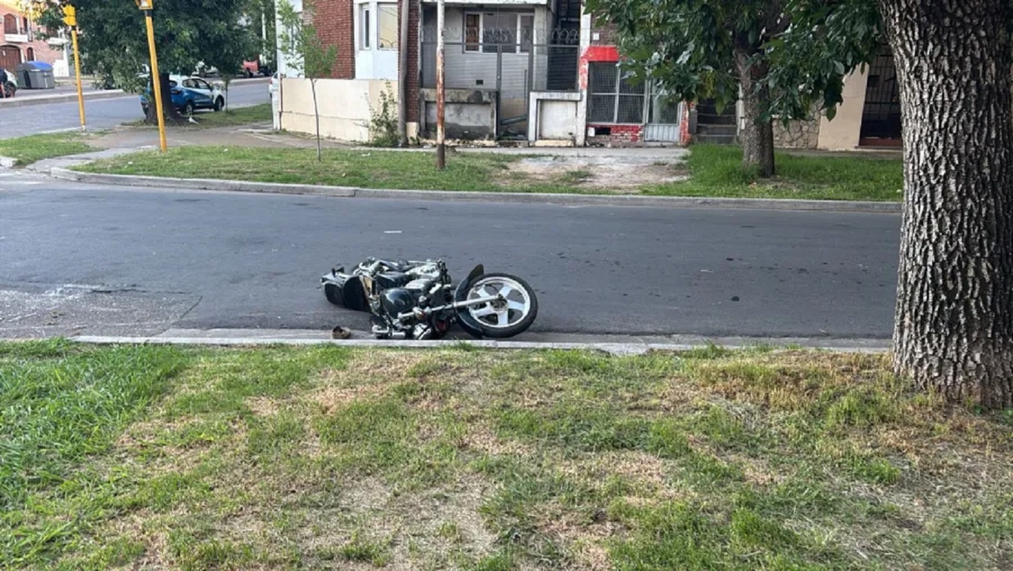 Motociclista muere tras colisionar con un semáforo