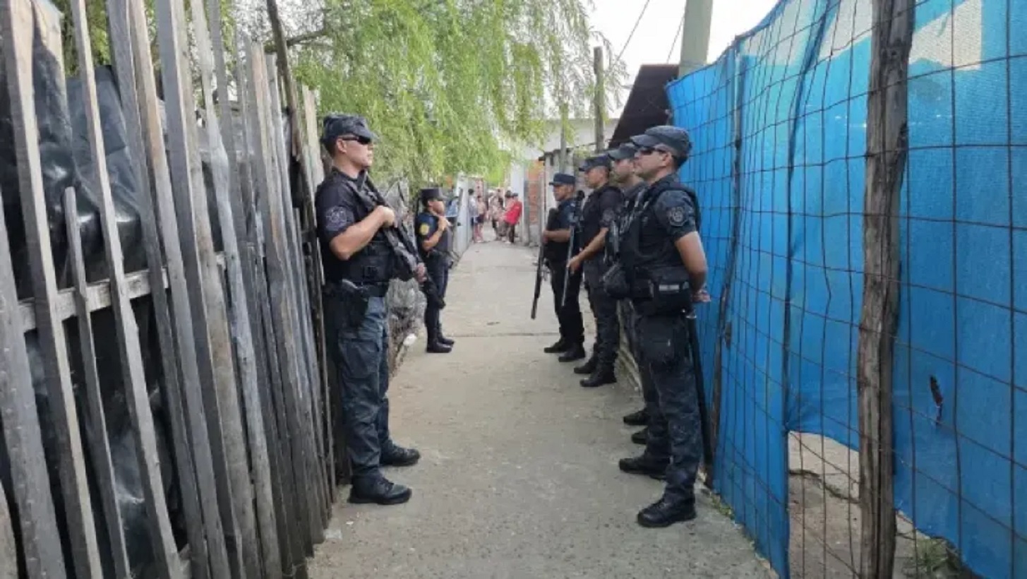 Hombre arrestado y recuperación de objetos robados y droga en allanamientos de Concordia