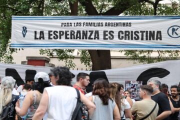Navidad en el Otamendi: militantes y vecinos acompañaron a Cristina y pidieron su libertad