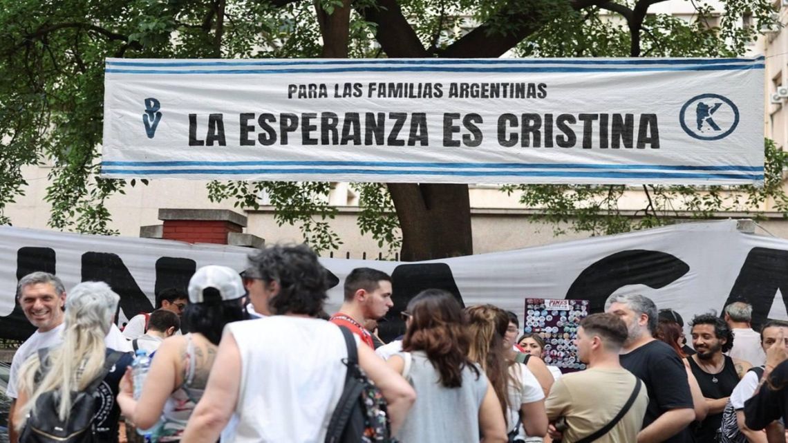 Navidad en el Otamendi: militantes y vecinos acompañaron a Cristina y pidieron su libertad