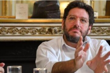 Avelluto ironiza: habría sido sorprendente regalar una encíclica del papa Francisco o los tres tomos de El Capital