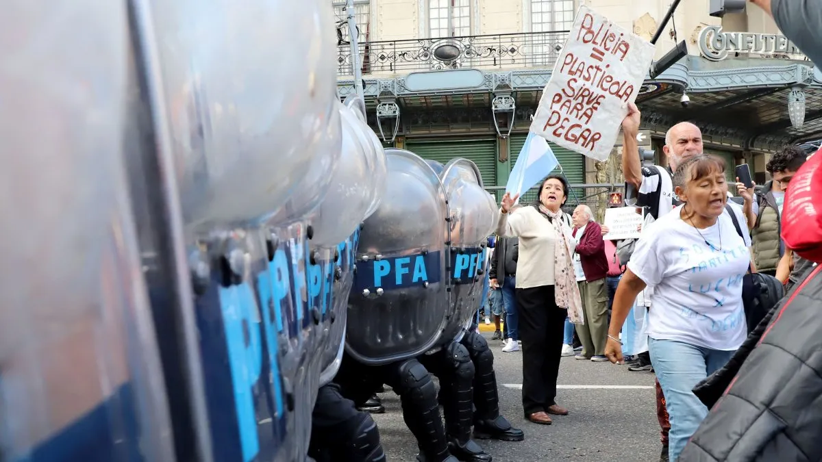 Golpe judicial al protocolo Patricia Bullrich: procesan a un policía por la agresión a una jubilada en la marcha frente al Congreso