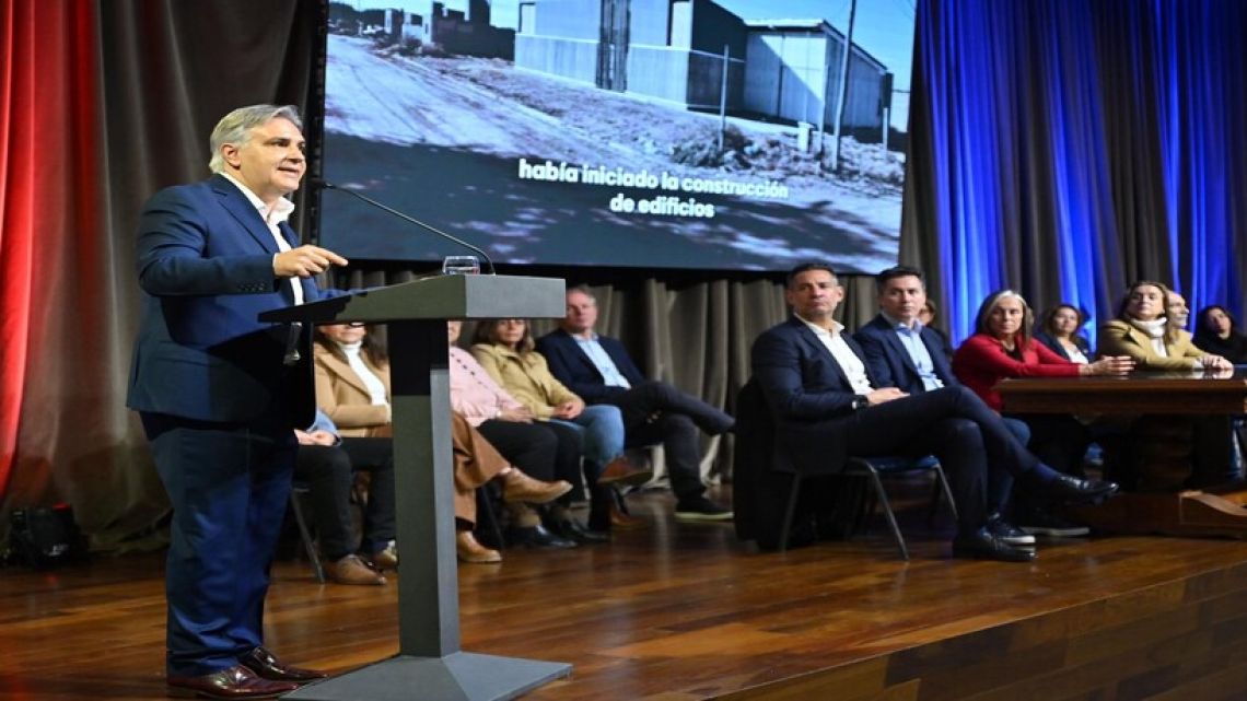 Llaryora evita la “motosierra” y refuncionaliza ministerios para centrar la gestión en el territorio