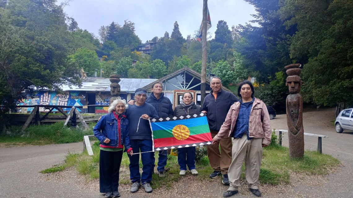 Villa La Angostura: comunidad mapuche desafía orden de desalojo en camping del Lago Correntoso