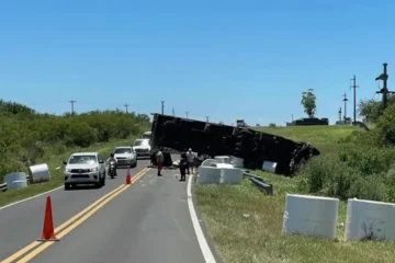 Vuelco de camión con bobinas en Ruta 12 reabre debate sobre seguridad vial en El Palenque