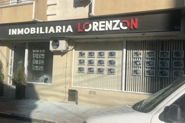 Incendio en la vidriera de la inmobiliaria Lorenzón en Paraná: controlado sin heridos y con daños materiales