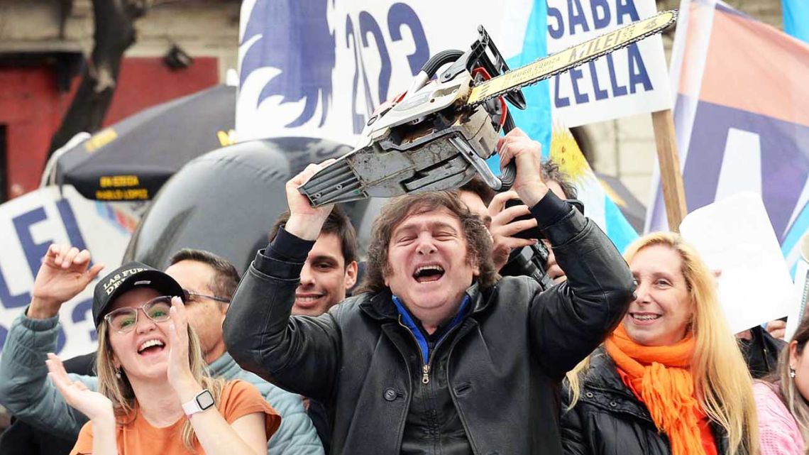 El hechizo y la tormenta: el encanto político frente a la crisis económica que sacude al país