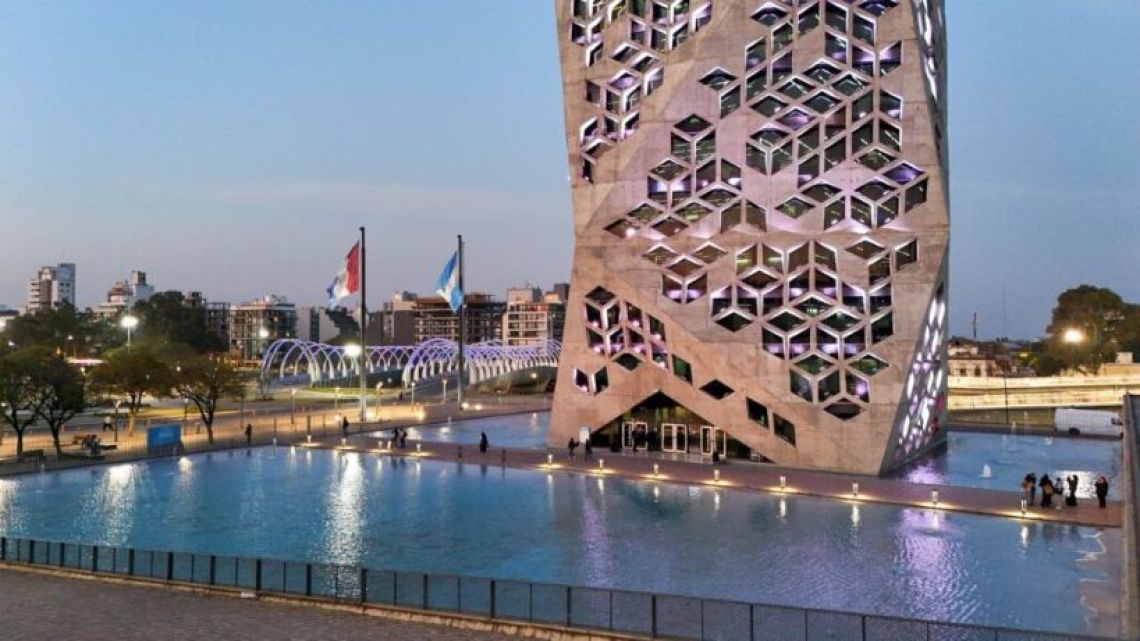 Llaryora extiende hasta fines de 2026 la rebaja salarial del gabinete provincial