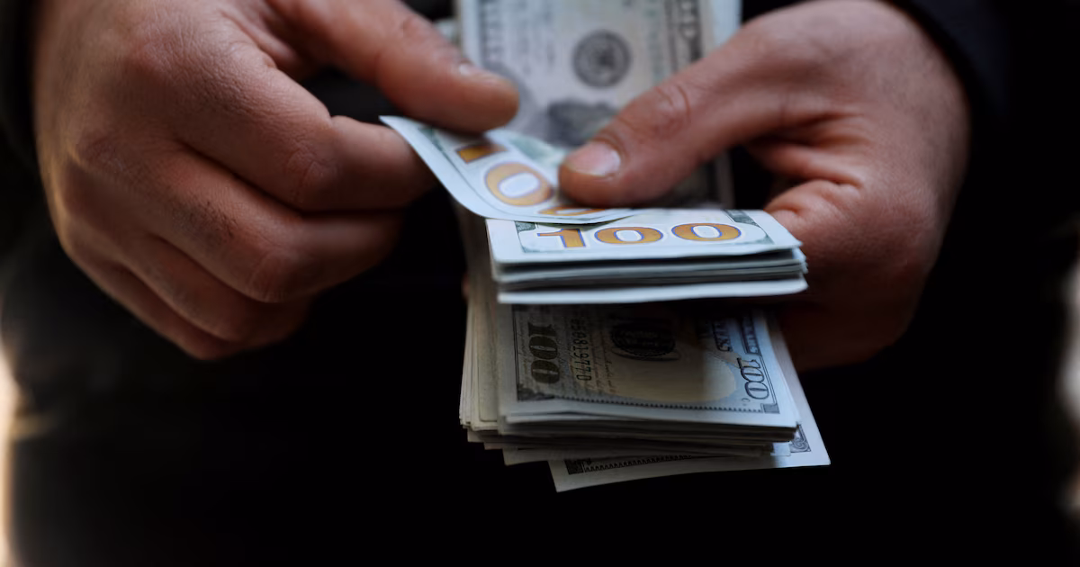 Salario pretendido por argentinos subió casi 50% en dólares desde 2020, según informe