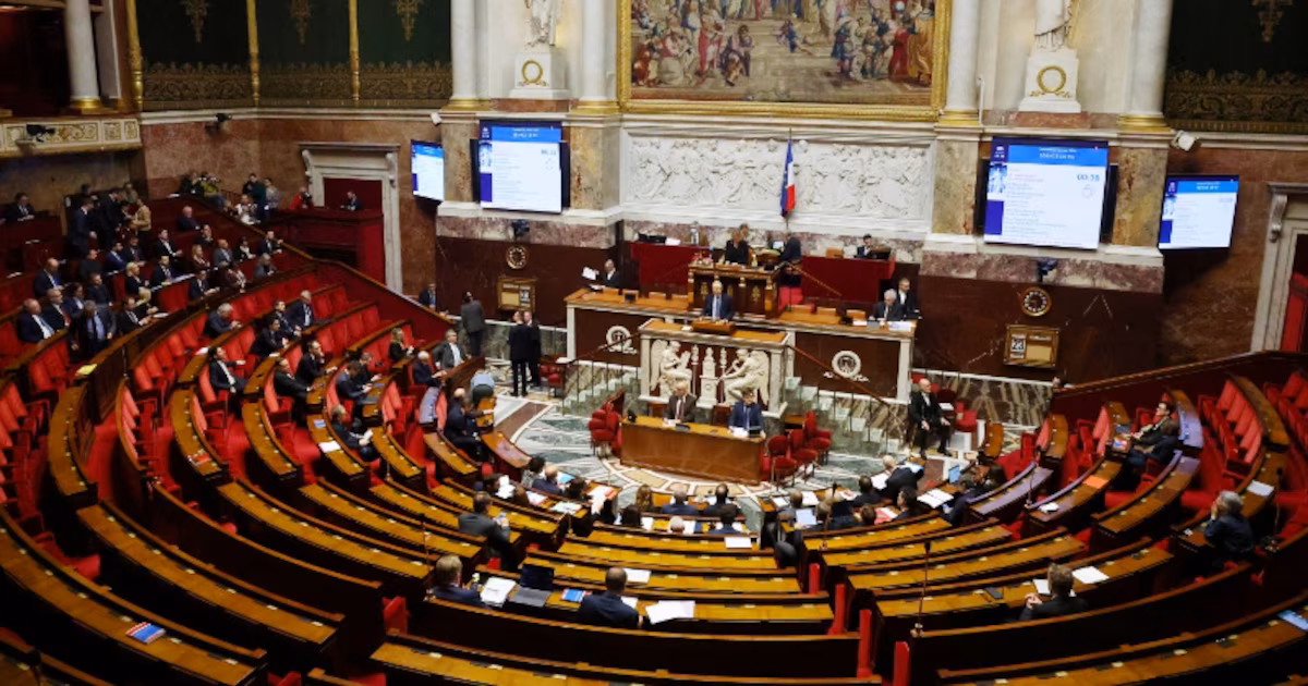 Francia avanza hacia la adopción definitiva de su presupuesto entre protestas y tensiones políticas