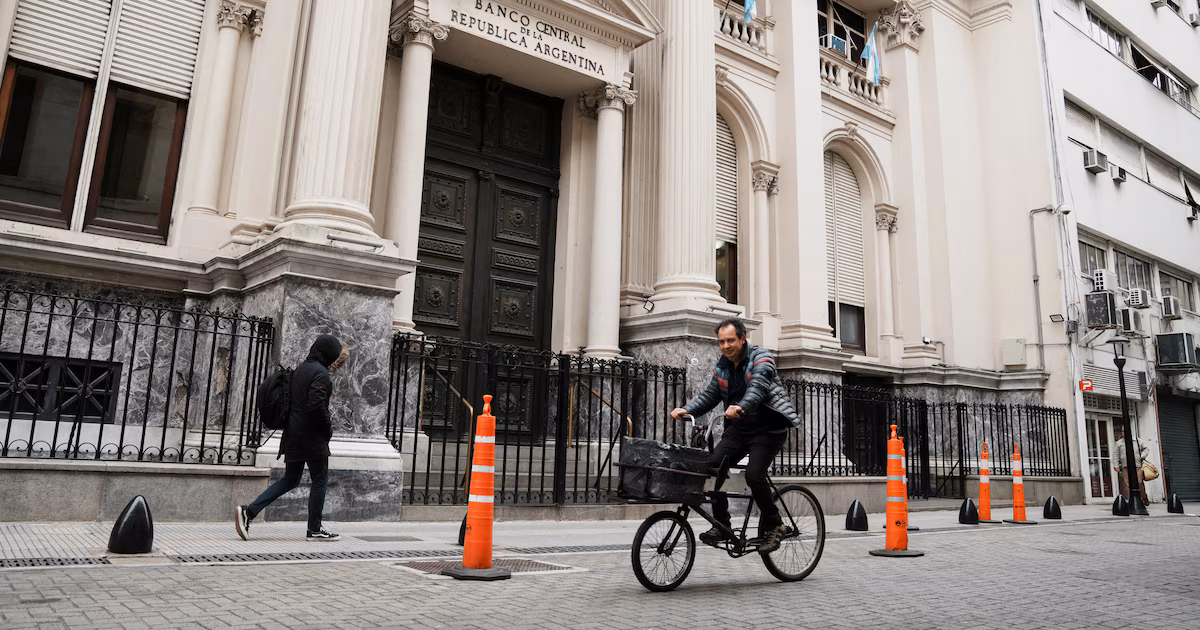 el banco central cerró la semana con compras por casi USD 300 millones y reservas crecieron