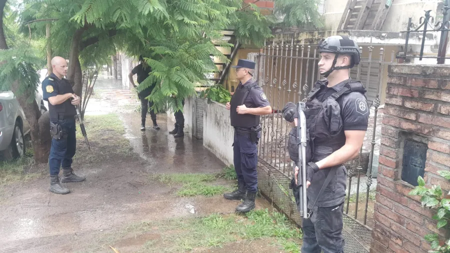 Allanaron viviendas de sospechosos por el robo a un médico en barrio Tortuguitas de Paraná; secuestraron vehículos