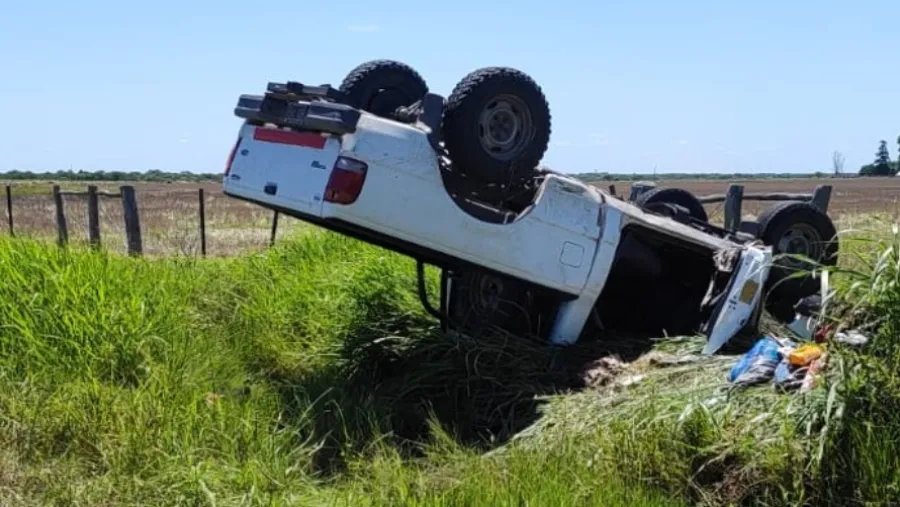 Anciano de 80 años internado tras volcar su camioneta en camino vecinal entre Colonia Avigdor y Bovril