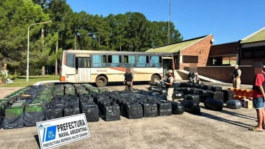 Prefectura secuestra $290 millones en mercadería ilegal en un micro en Entre Ríos: cigarrillos, alcohol y celulares